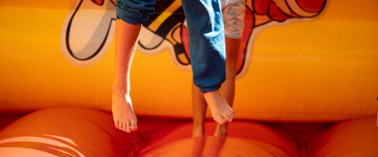 Enfant qui saute dans une structure gonflable