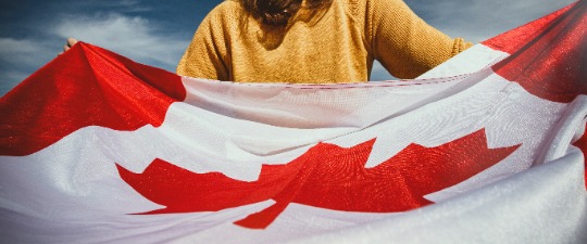 Femme qui tient un drapeau du Canada