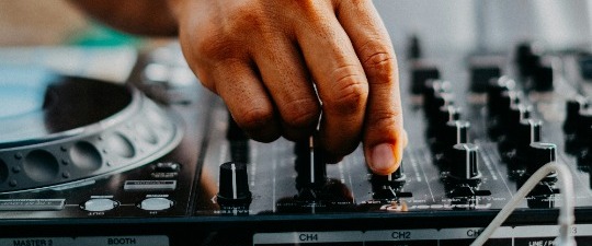 Doigts d'un DJ