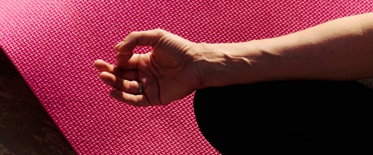 Femme qui fait du yoga
