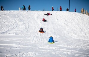 Gens qui glissent sur une côte en hiver