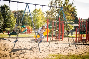 Enfant sur une balançoire