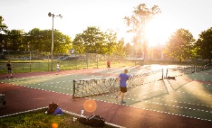 Gens qui jouent au tennis