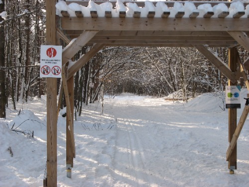 Entrance sign that says to not walk on ski trails