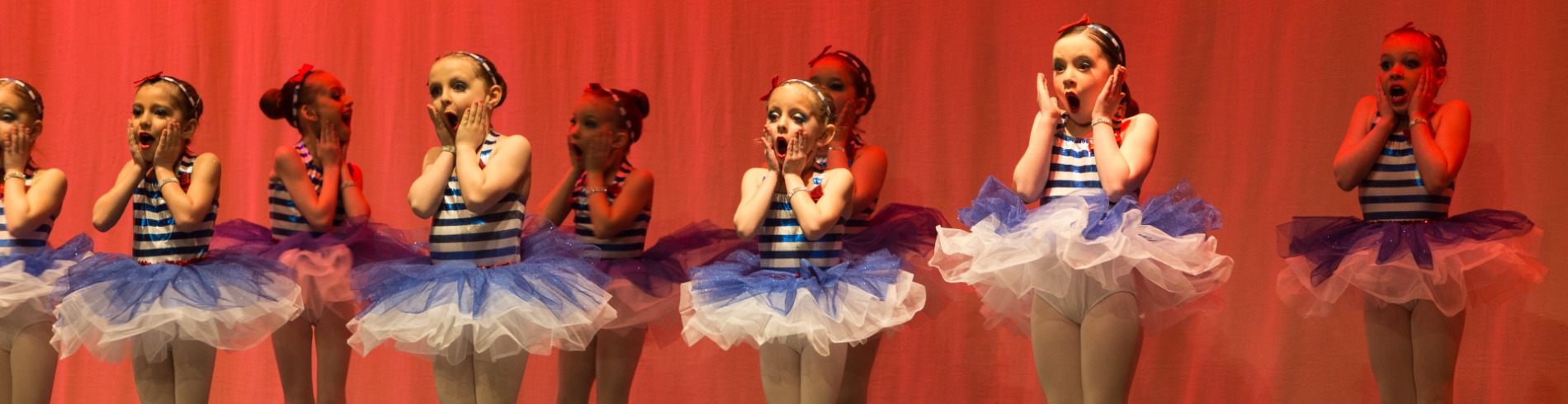 Danseuses performant à la Salle de spectacle Optimiste