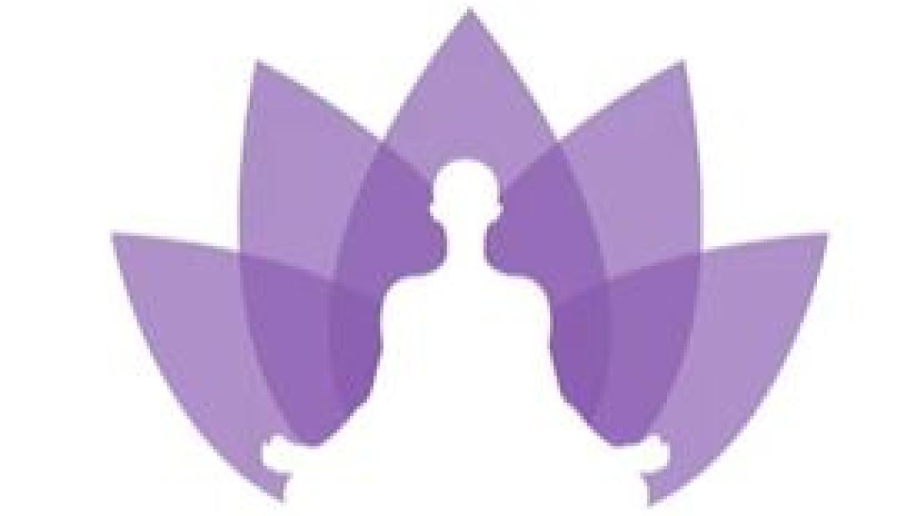 Silhouette méditant devant fleur de lotus violette.