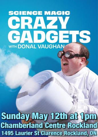 Homme en lunettes lance de la vapeur avec un grand ventilateur blanc, fond bleu. Affiche d'événement.