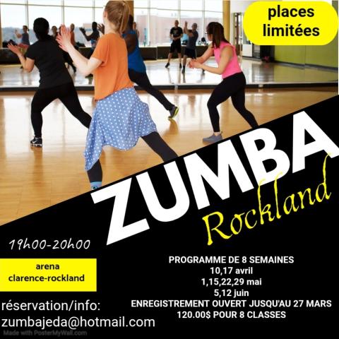 Un groupe de femmes danse dans une salle de sport lumineuse.