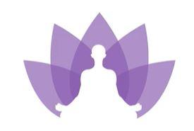 Silhouette méditant devant fleur de lotus violette.