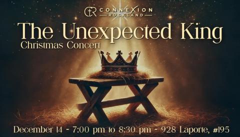 Couronne sur une mangeoire en bois, éclairée par une lumière dorée.